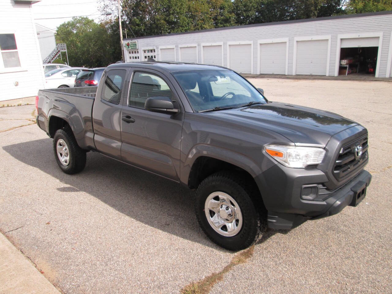 Used 2017 Toyota Tacoma SR5 image 4