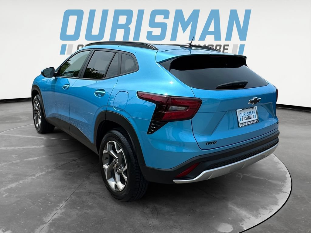 Used 2026 Chevrolet Trax LT w/ Sunroof Package FWD image 4