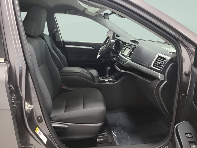 Used 2019 Toyota Highlander LE FWD image 9
