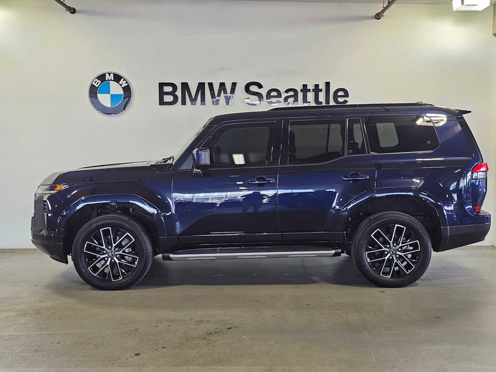 Used 2024 Lexus GX 550 w/ Accessory Package (Z1) image 3