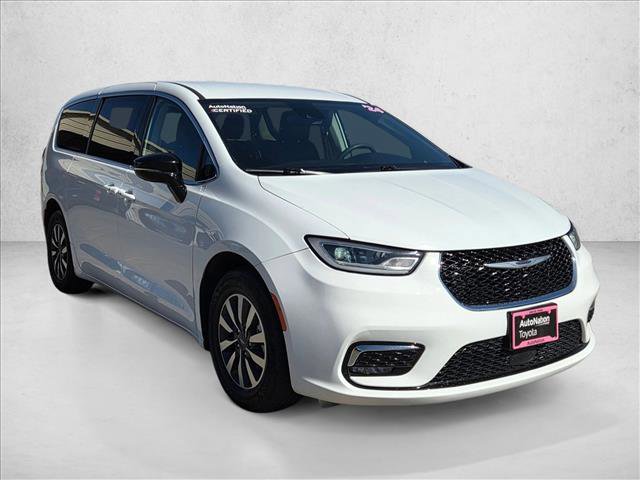 Used 2024 Chrysler Pacifica Select image 3