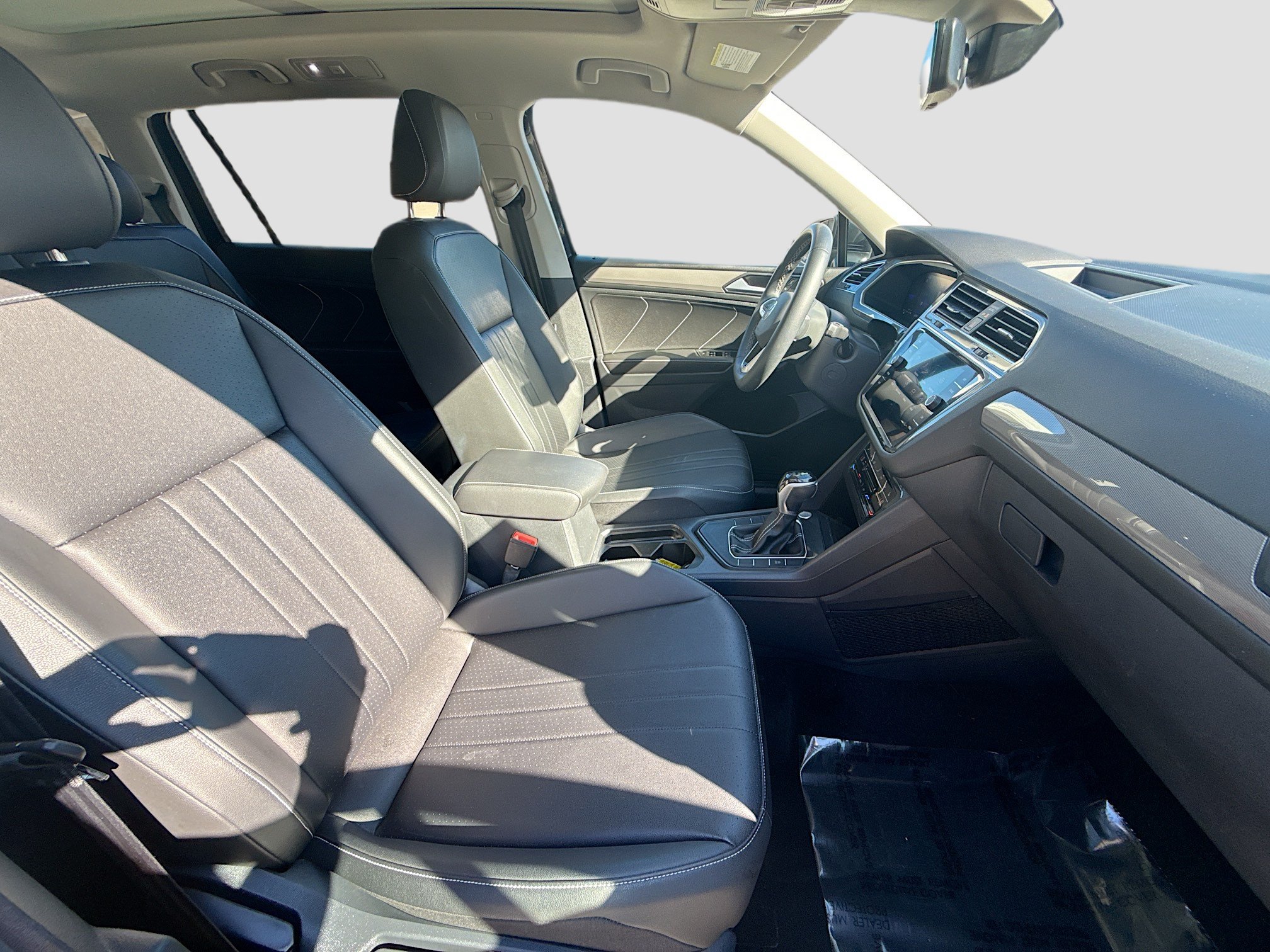 Used 2023 Volkswagen Tiguan SE w/ Panoramic Sunroof Package FWD image 31