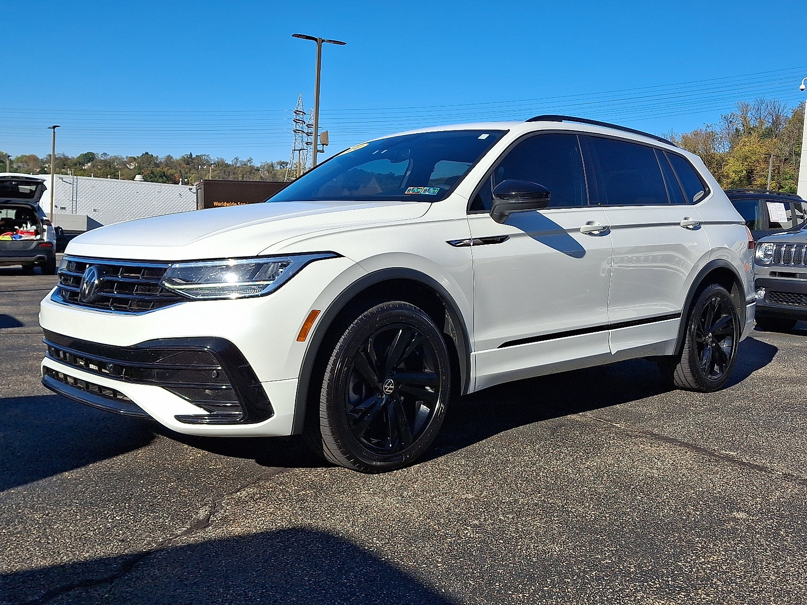 Used 2024 Volkswagen Tiguan SE R-Line FWD image 1