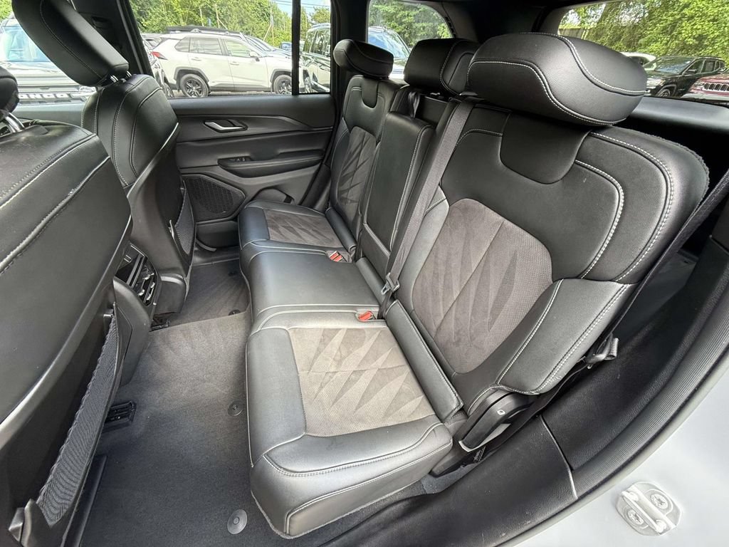 Used 2023 Jeep Grand Cherokee Altitude AWD/4WD image 13