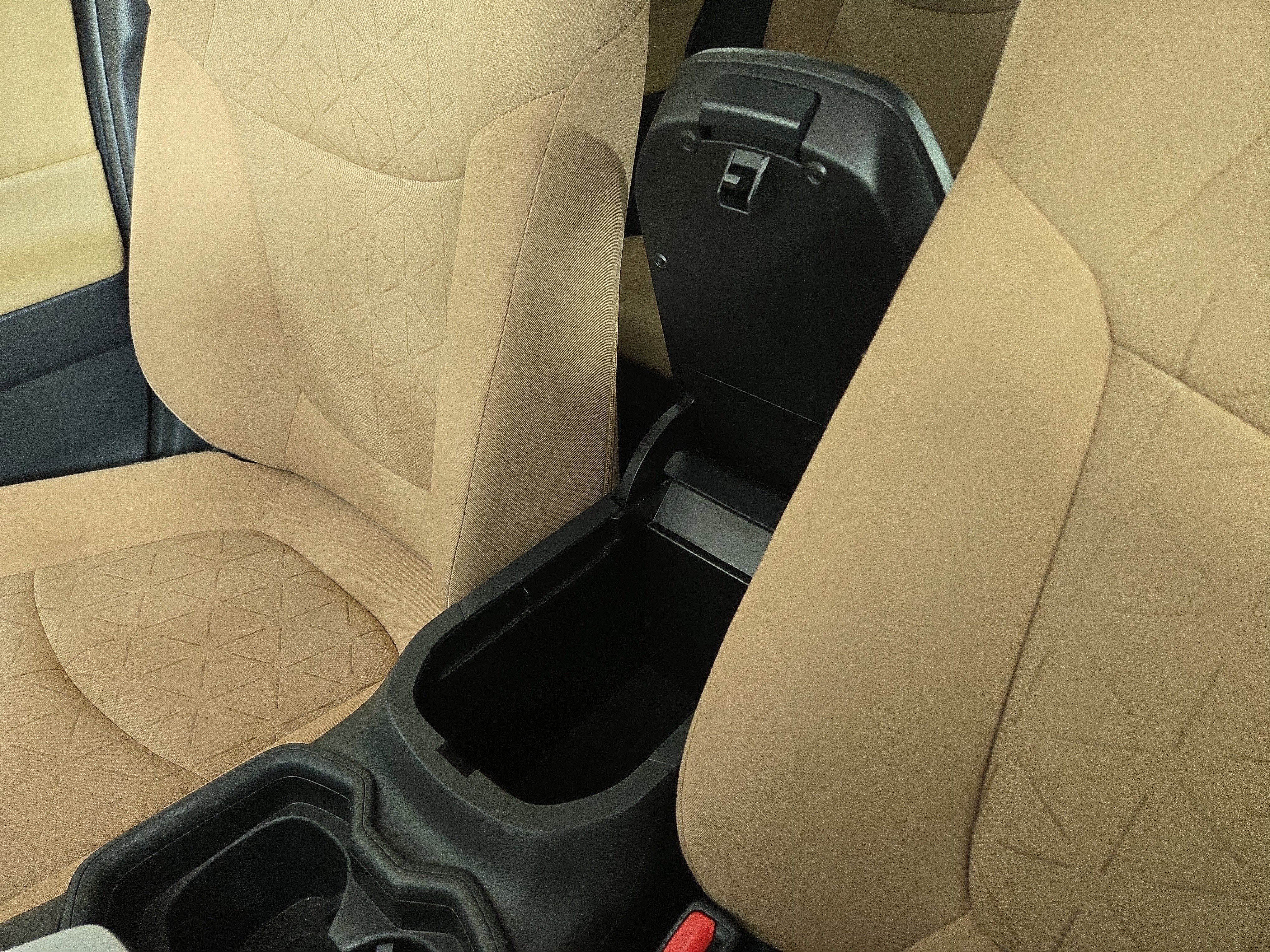 Used 2021 Toyota RAV4 XLE image 27