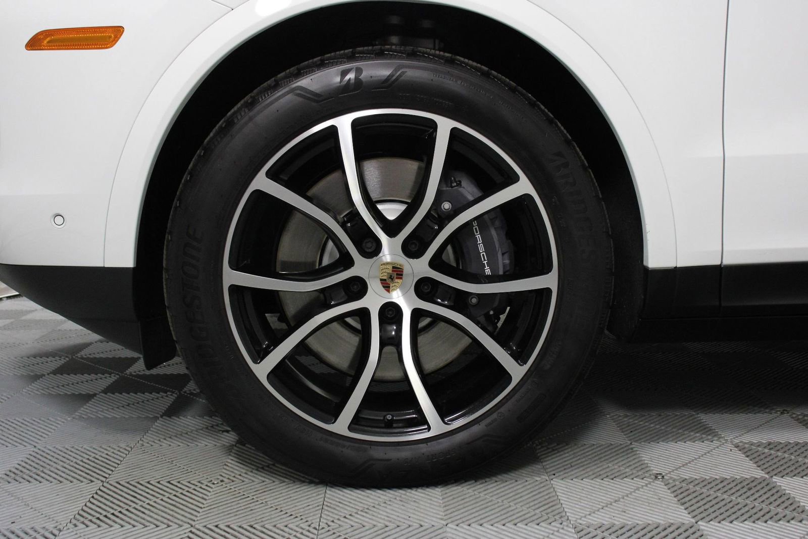 Certified 2025 Porsche Cayenne E-Hybrid Coupe image 30