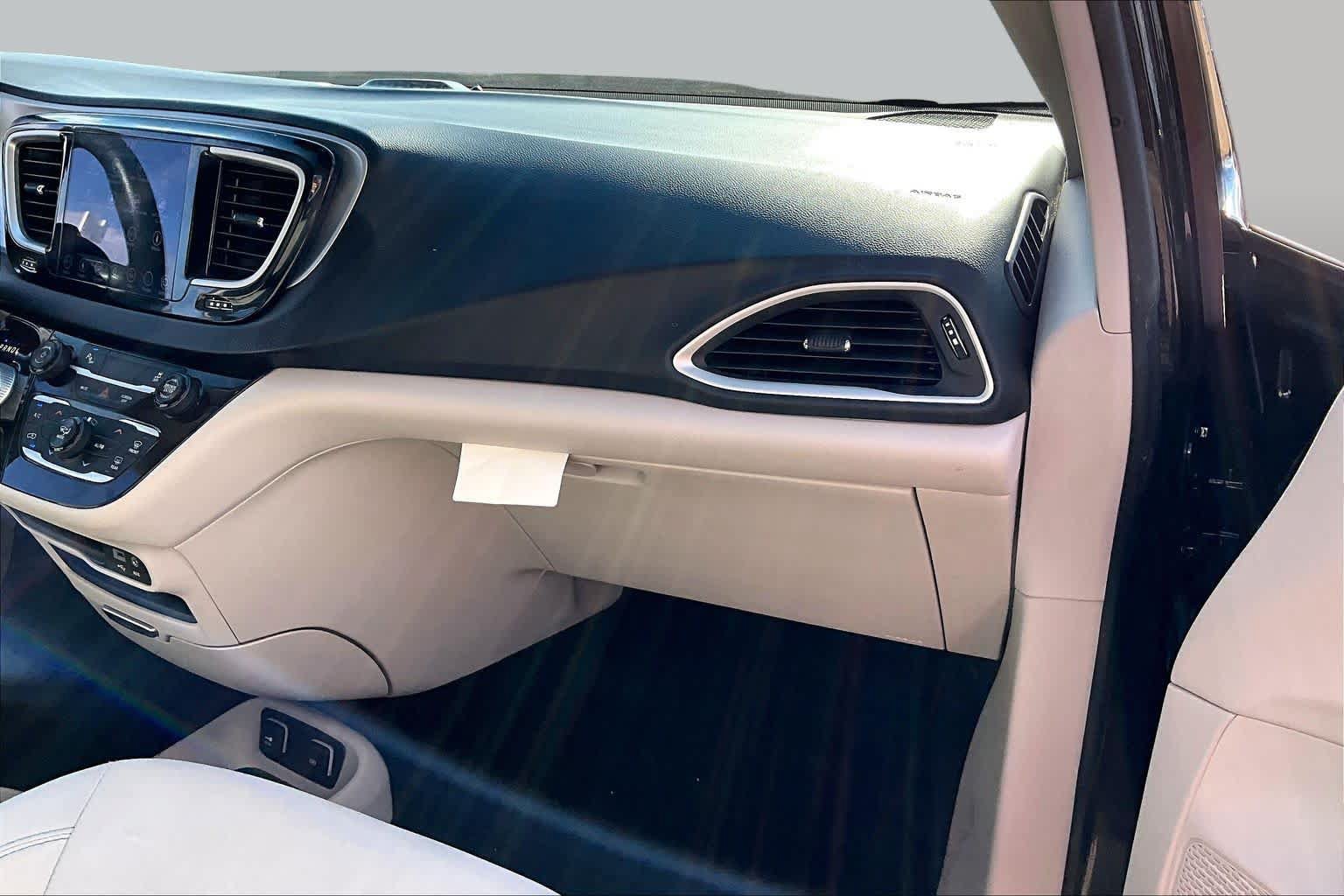 Used 2018 Chrysler Pacifica Touring Plus FWD image 19