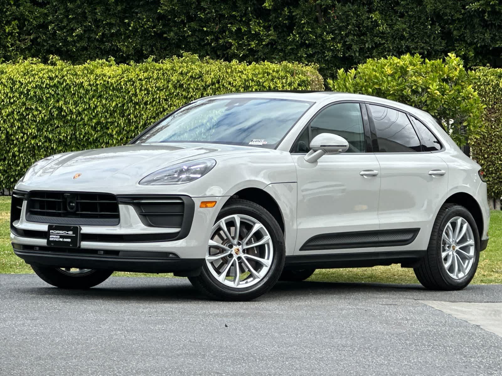 Certified 2025 Porsche Macan AWD/4WD image 1