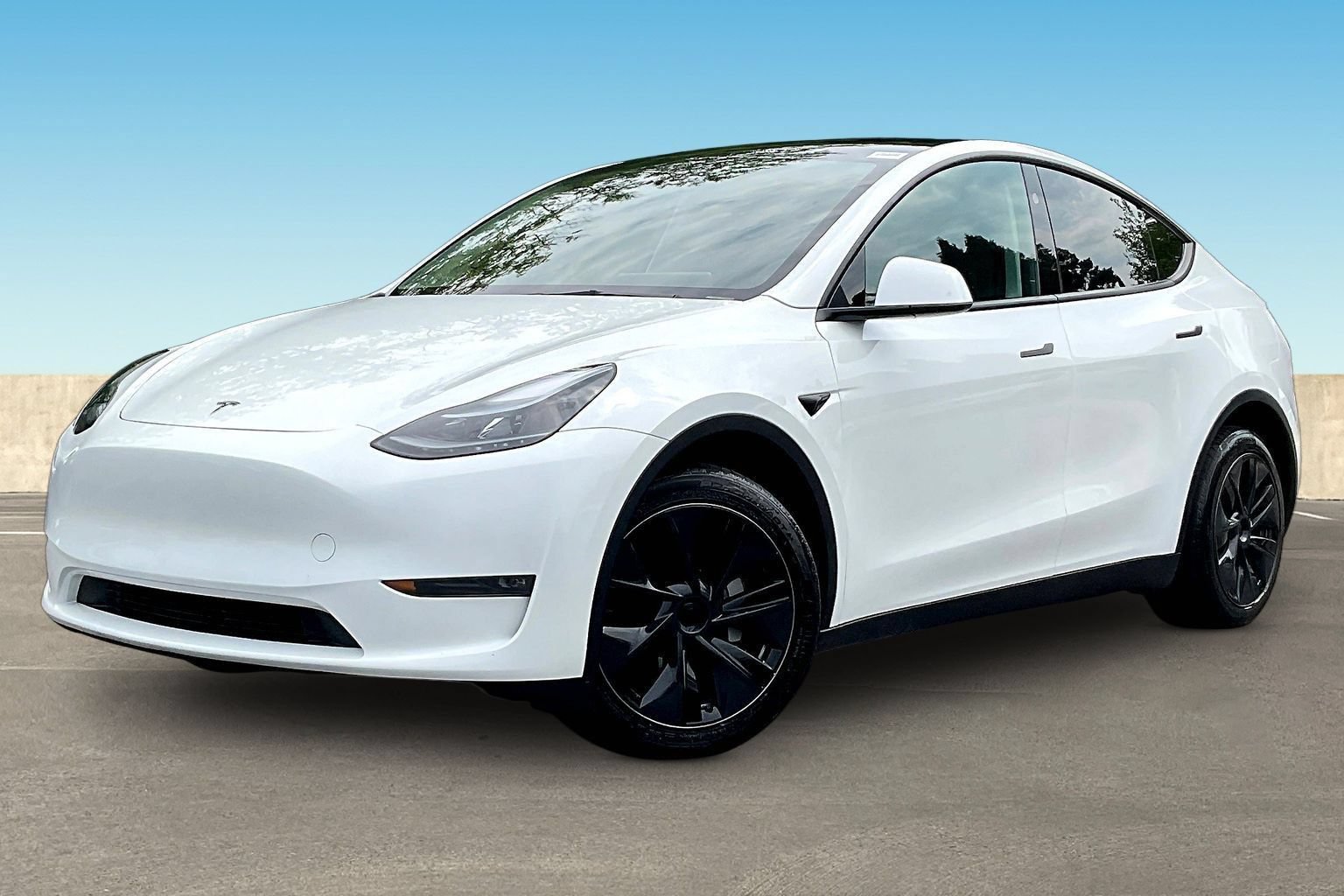 Used 2024 Tesla Model Y Long Range AWD/4WD image 3