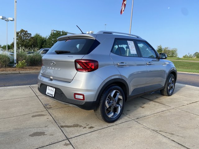 Used 2025 Hyundai Venue SEL FWD image 11
