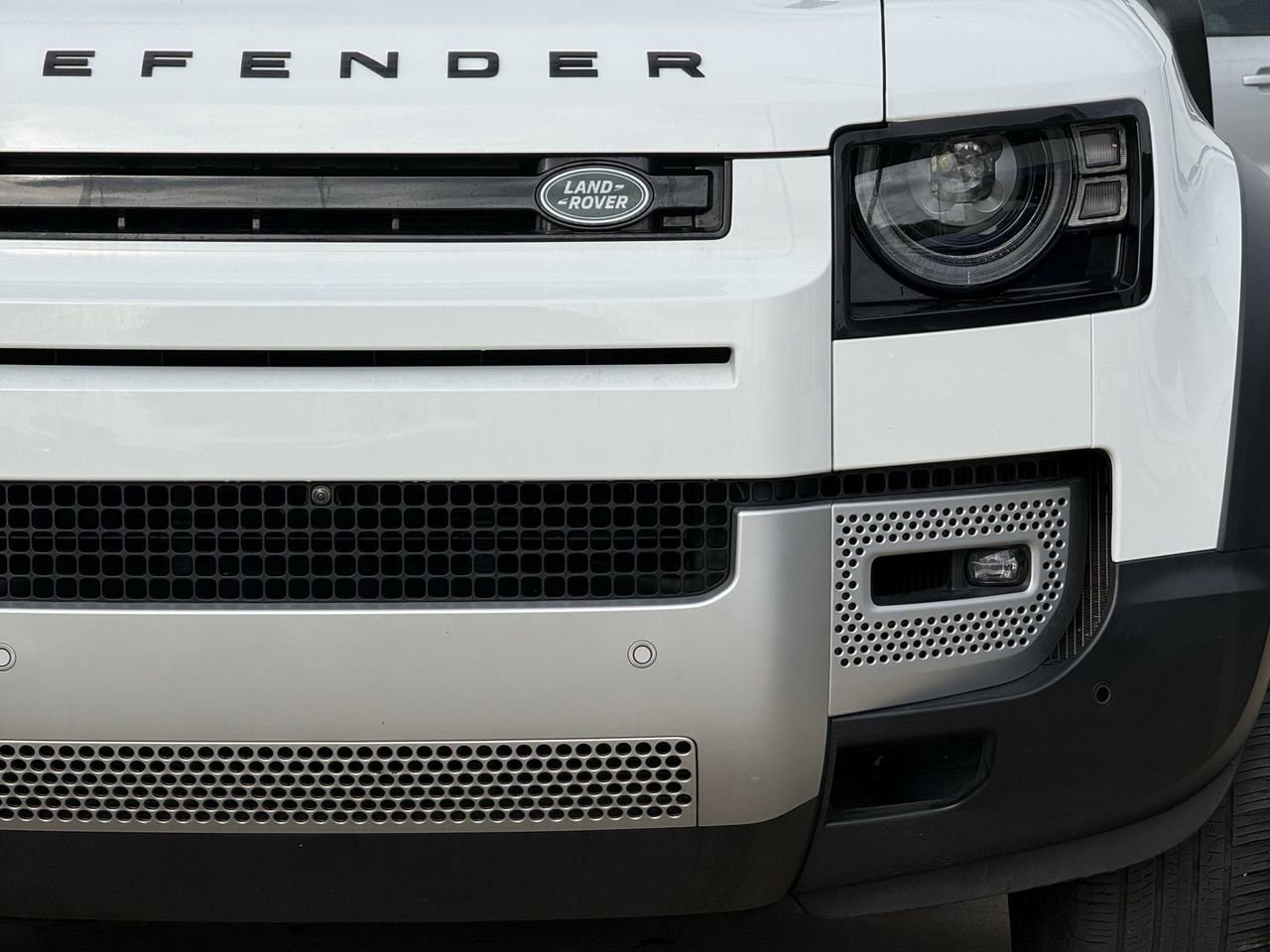 Used 2023 Land Rover Defender 110 SE image 9