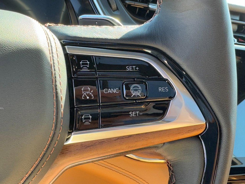 New 2025 Jeep Grand Cherokee Summit image 12