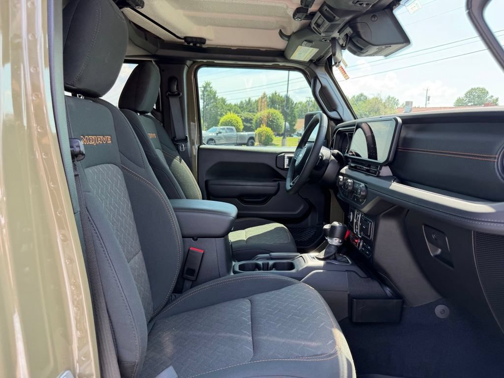 Used 2025 Jeep Gladiator Mojave w/ Convenience Group AWD/4WD image 32