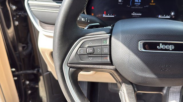 Certified 2024 Jeep Grand Cherokee Limited w/ Black Appearance Package AWD/4WD image 16