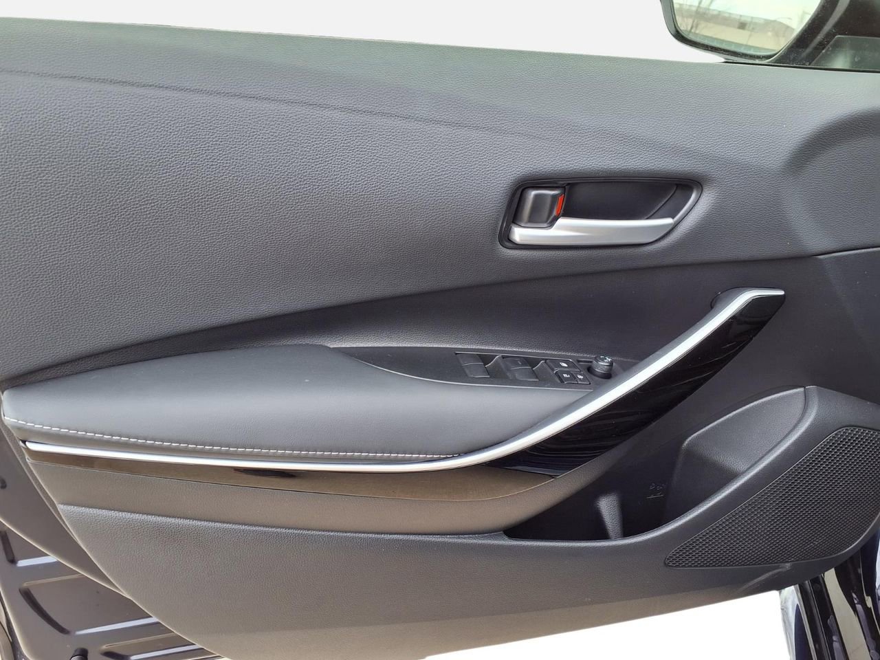 Used 2025 Toyota Corolla XLE image 12