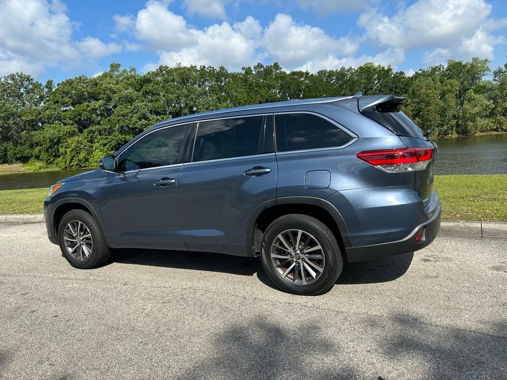 Used 2018 Toyota Highlander XLE FWD image 3