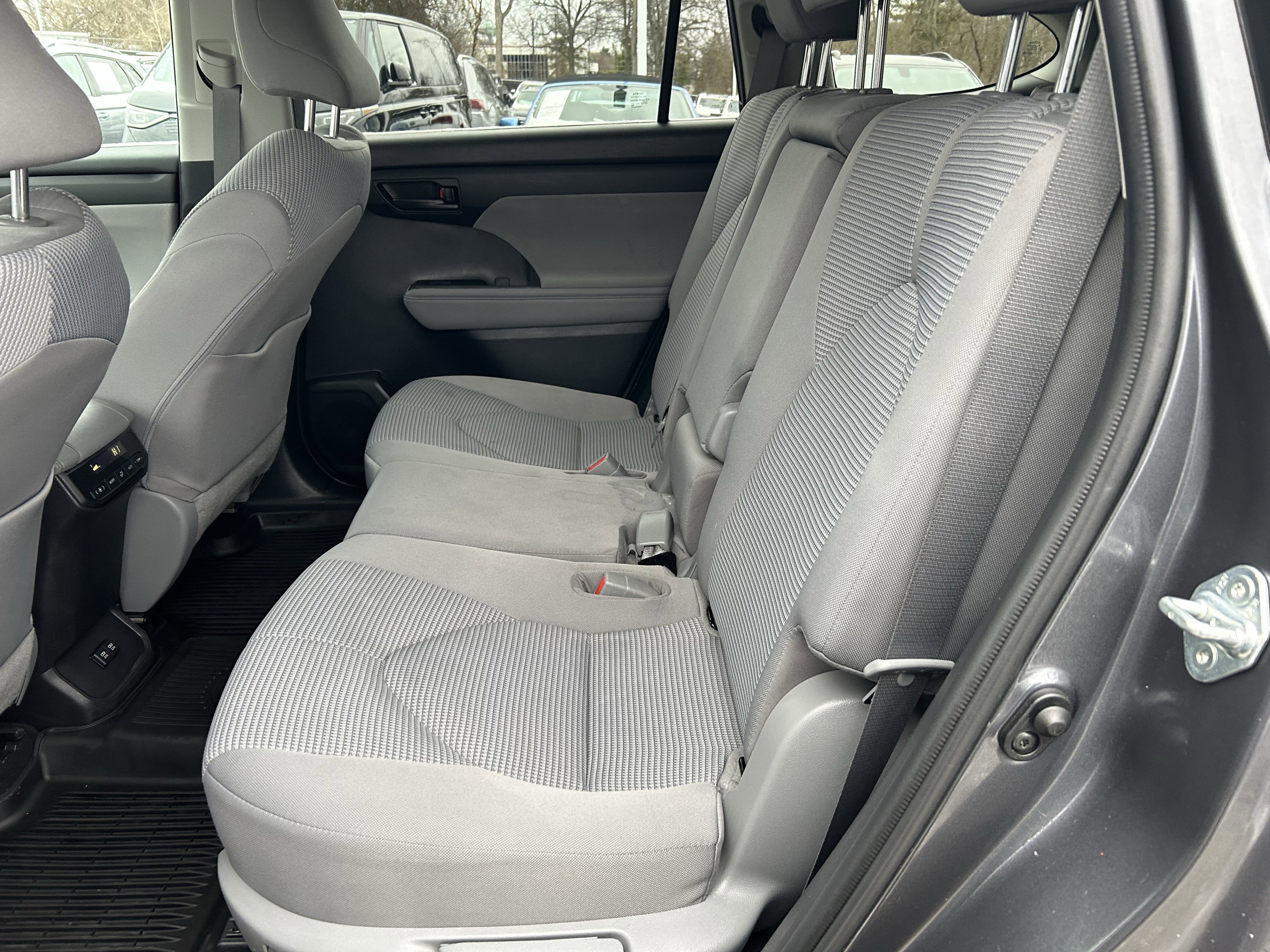 Used 2021 Toyota Highlander L image 23