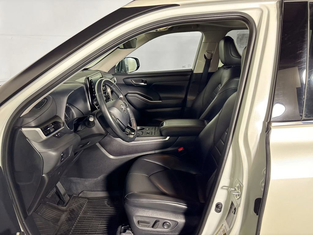 Used 2020 Toyota Highlander XLE image 11