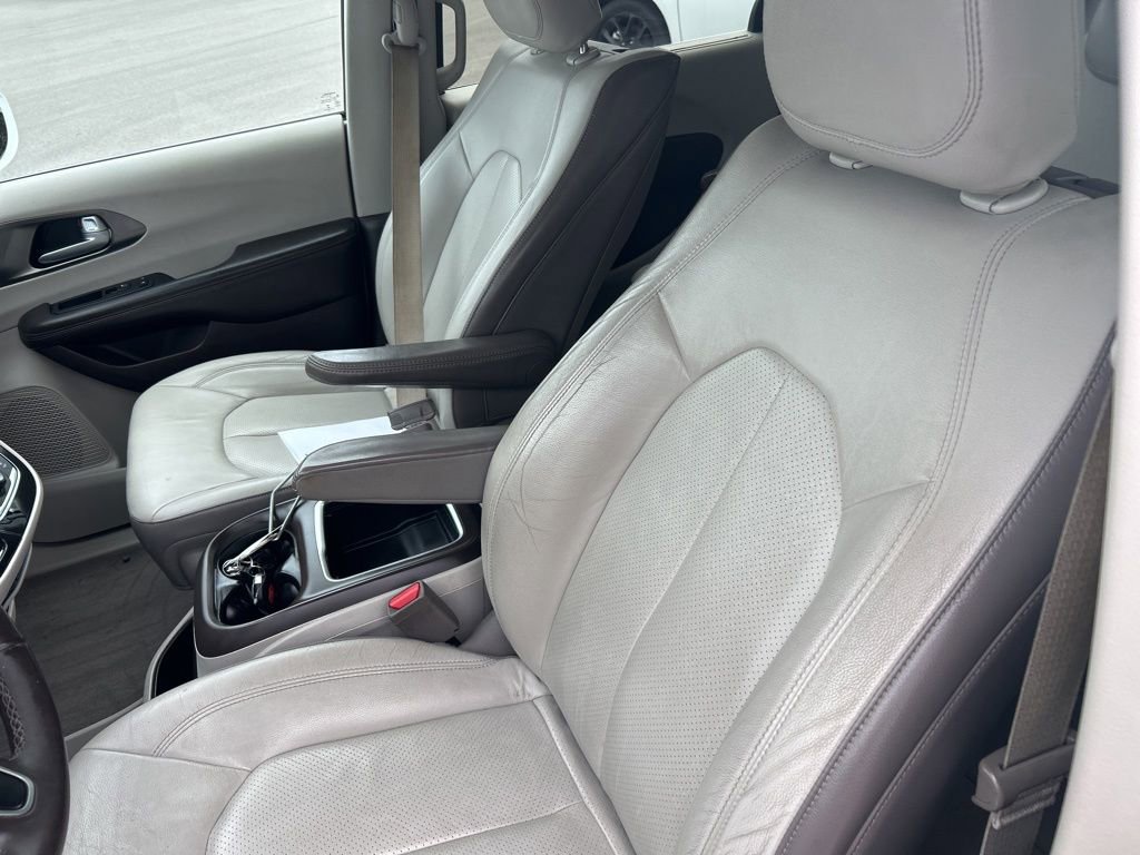 Used 2017 Chrysler Pacifica Touring-L Plus w/ Advanced Safetytec Group FWD image 16