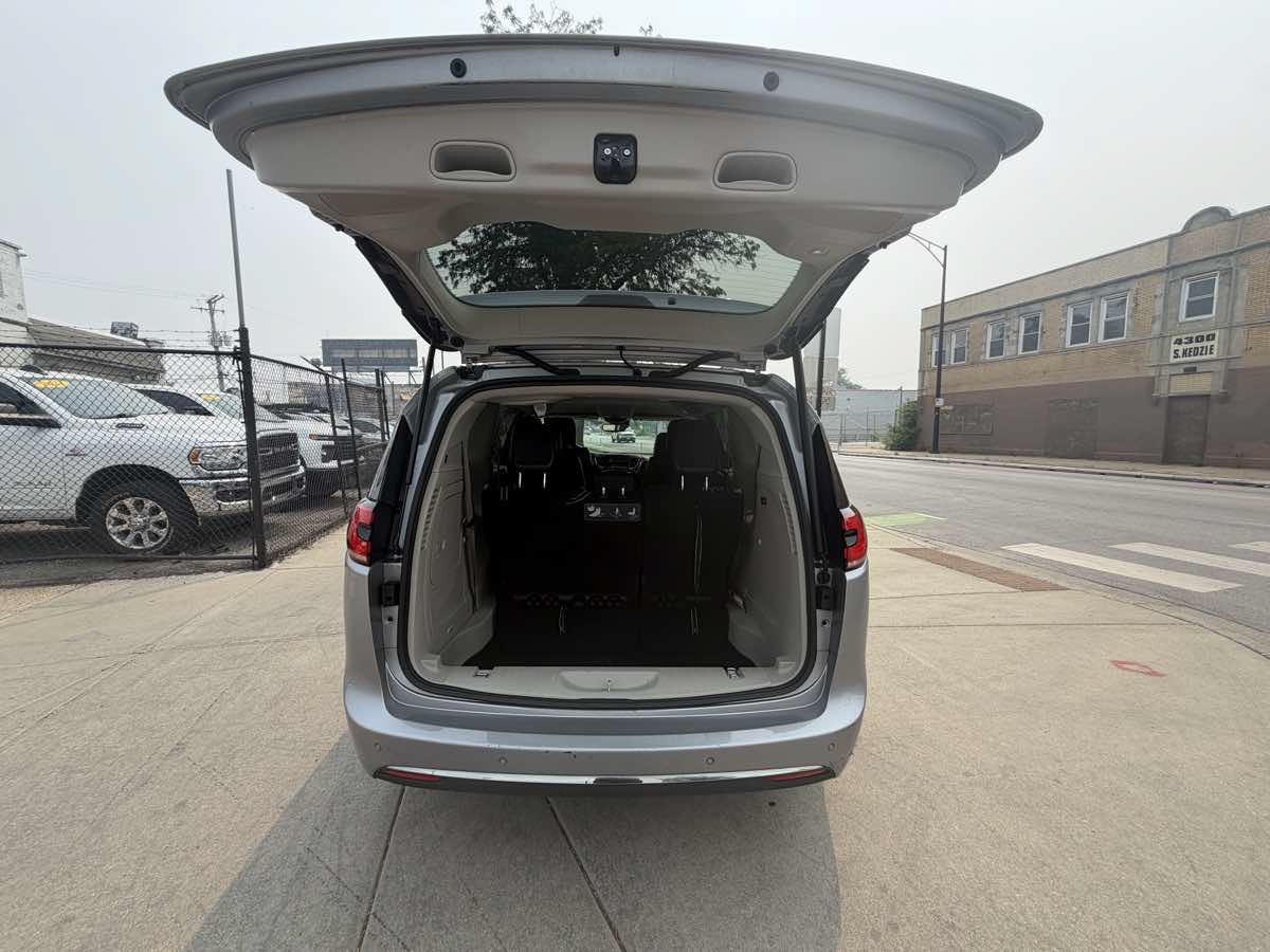 Used 2021 Chrysler Pacifica Touring-L FWD image 21