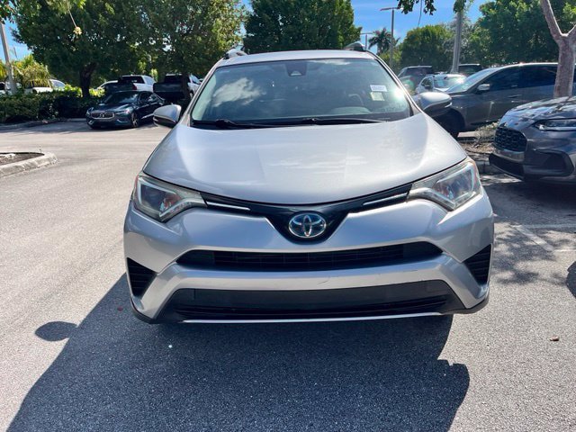 Used 2018 Toyota RAV4 LE AWD/4WD image 2
