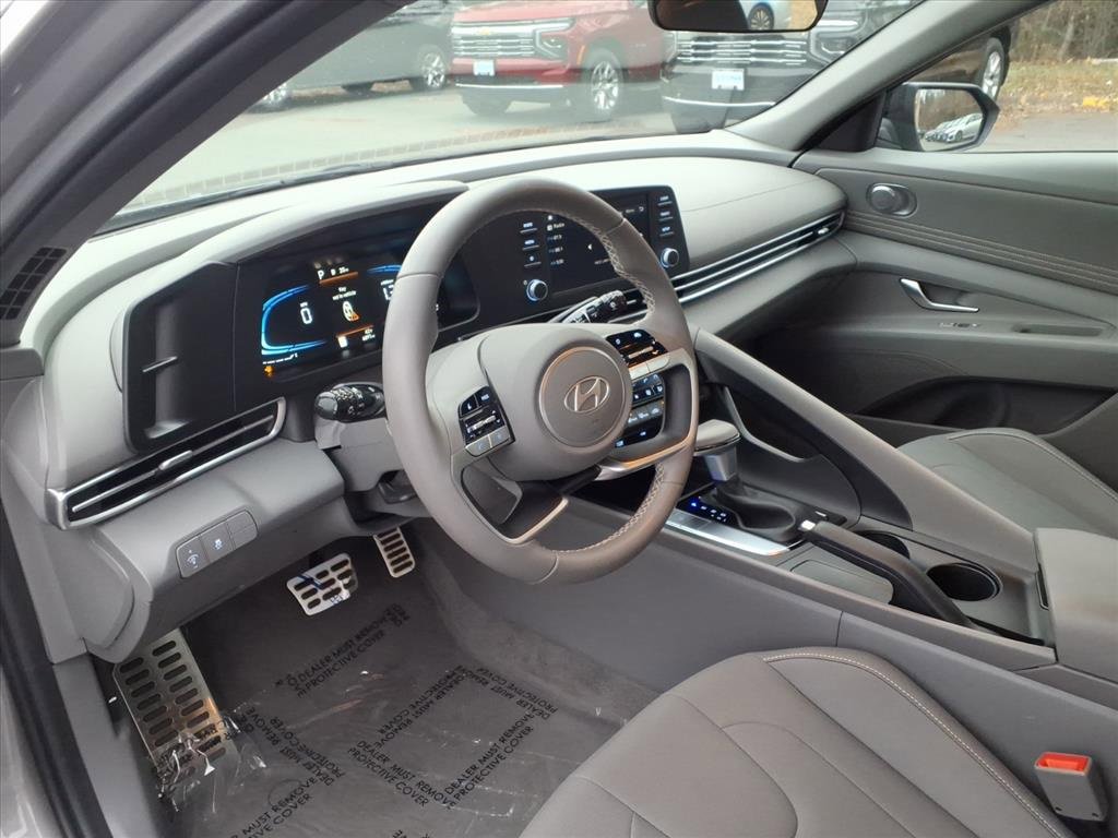 Used 2025 Hyundai Elantra Sport image 13