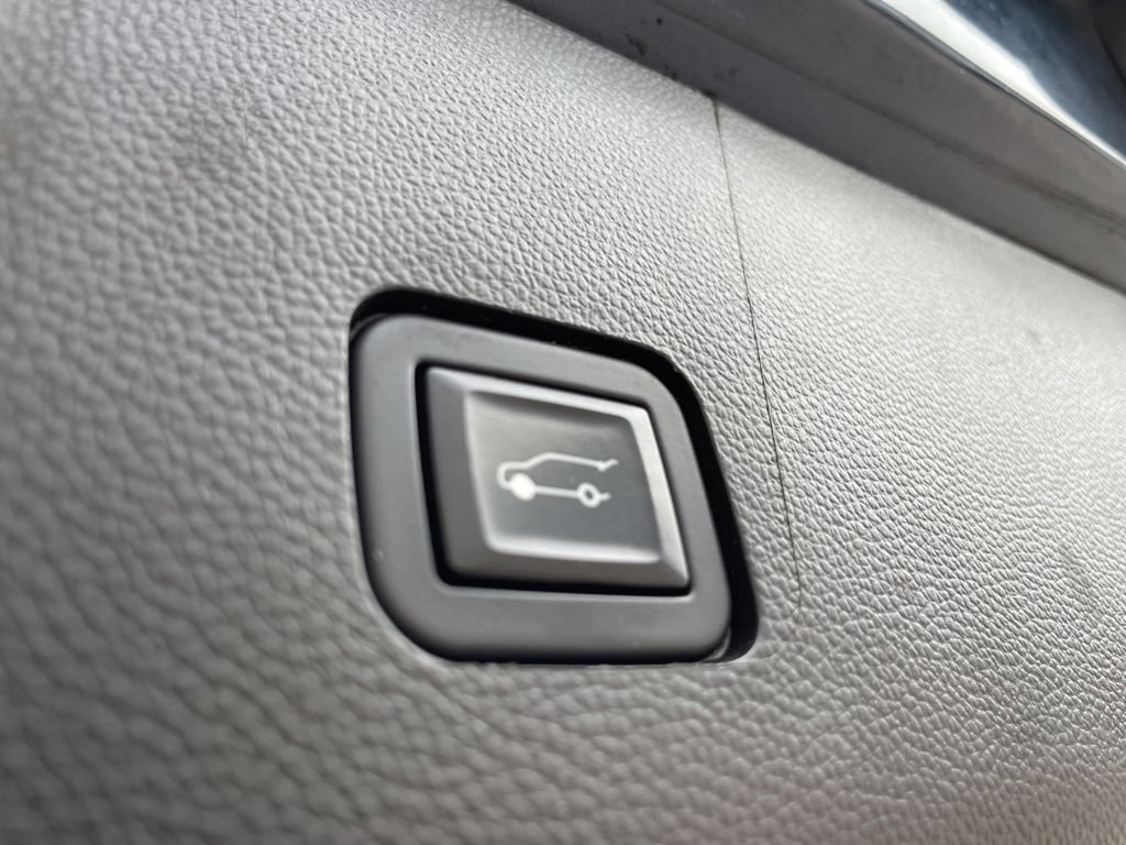 Used 2022 Chevrolet Traverse LT FWD image 32