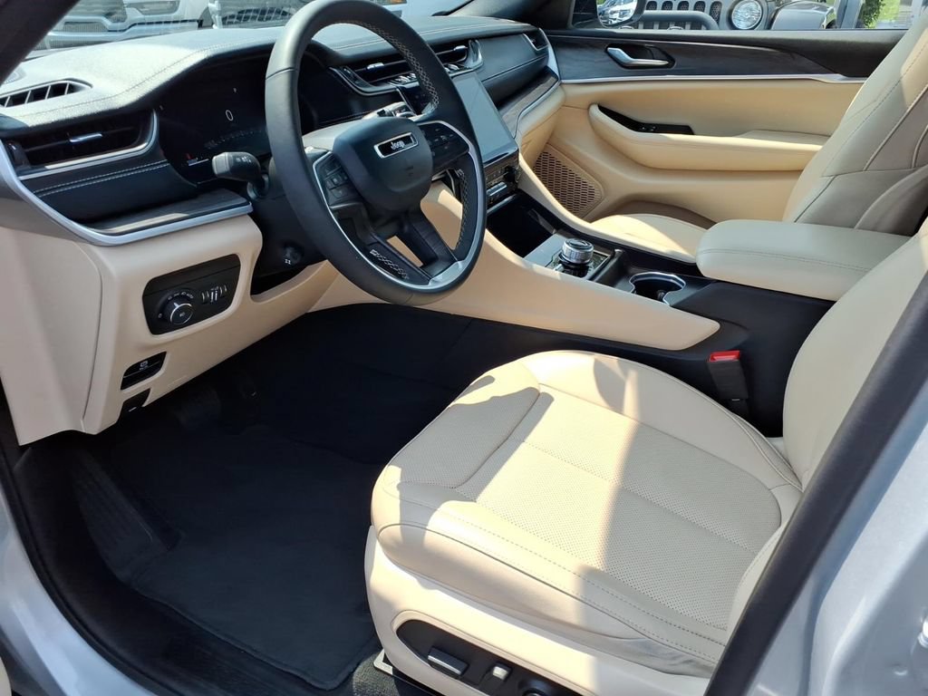 Certified 2025 Jeep Grand Cherokee L Limited w/ Luxury Tech Group II AWD/4WD image 13