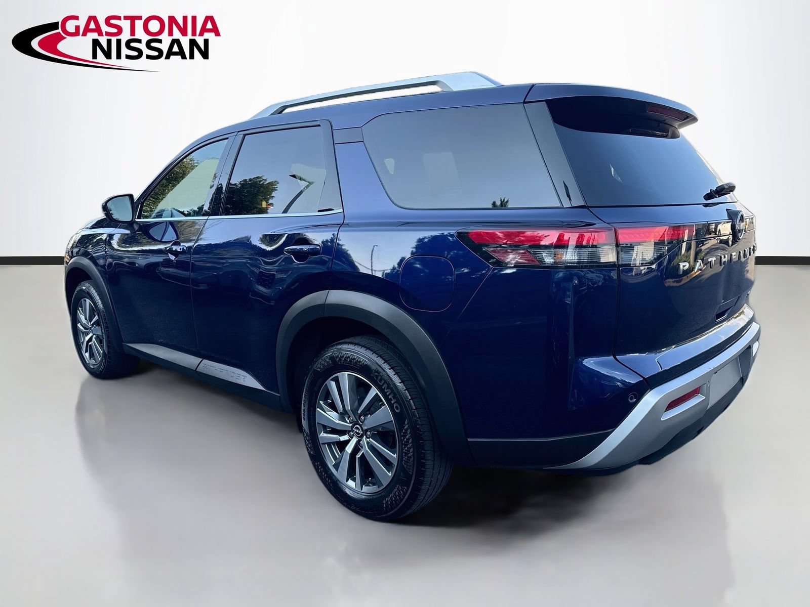 Used 2025 Nissan Pathfinder SL FWD image 6
