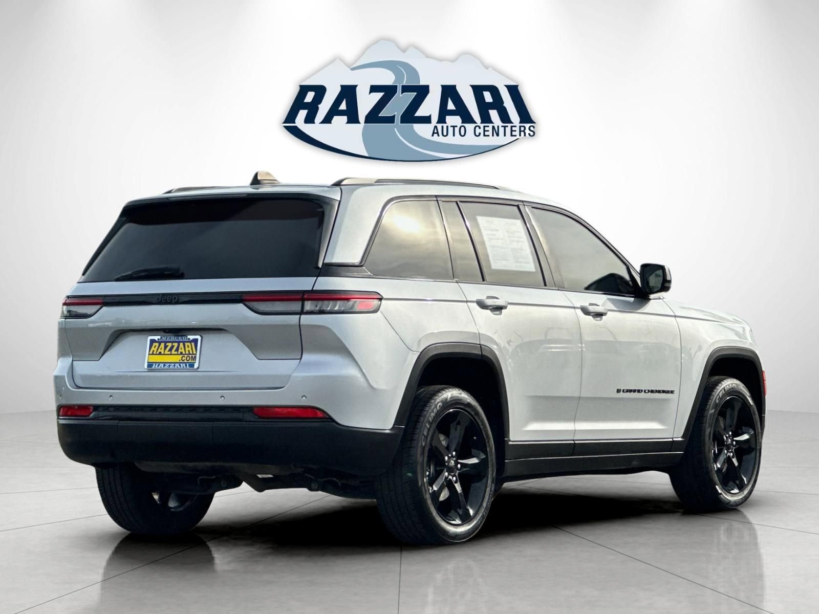 Used 2023 Jeep Grand Cherokee Altitude image 3