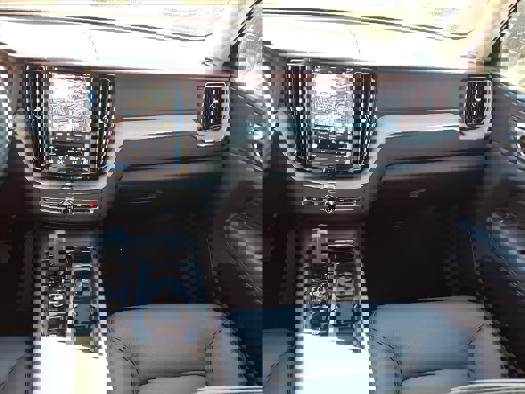 Certified 2025 Volvo XC60 B5 Plus image 14