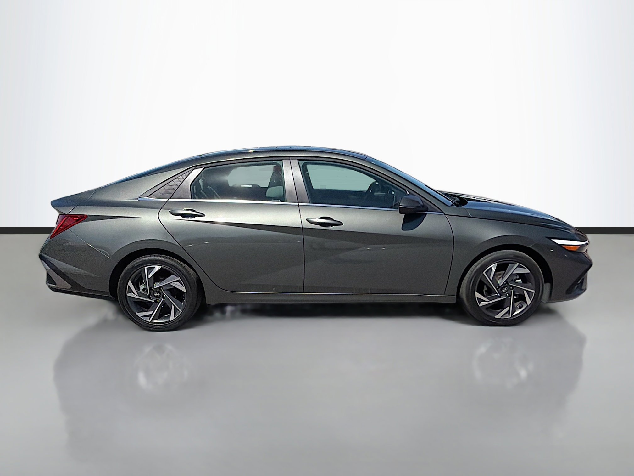 Used 2025 Hyundai Elantra Limited image 2