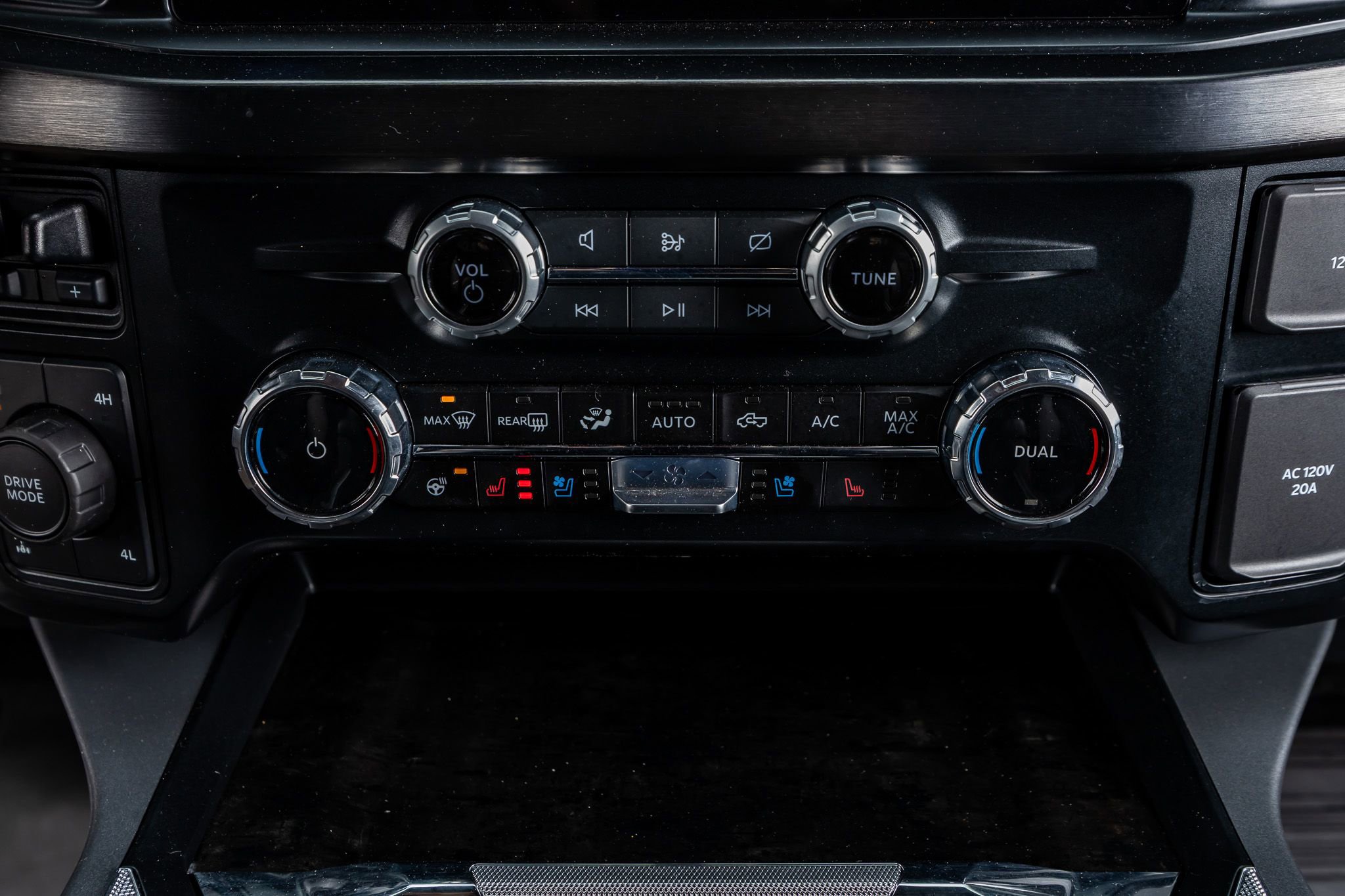 Used 2024 Ford F350 Lariat w/ Sport Appearance Package image 27