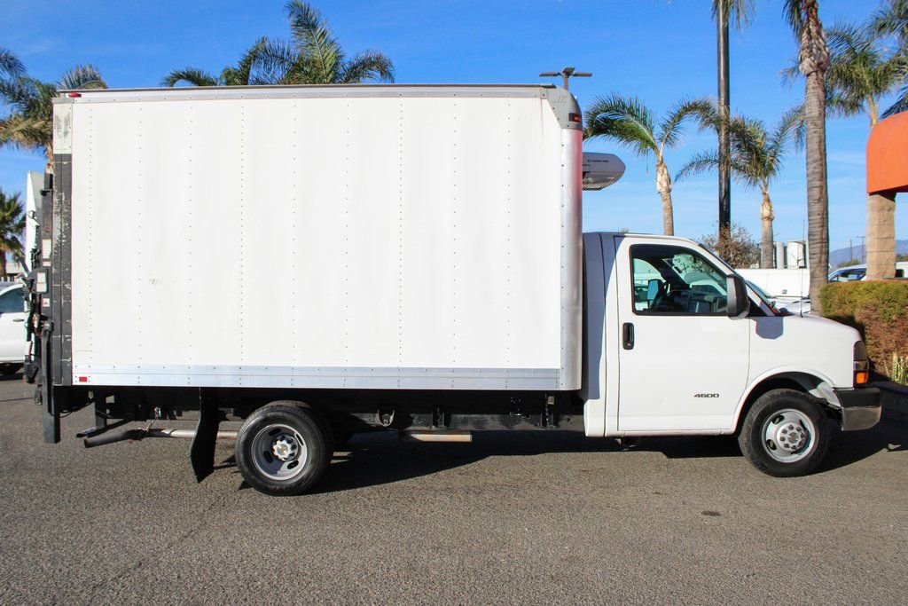 Used 2016 Chevrolet Express 4500 w/ Chrome Appearance Package RWD image 13