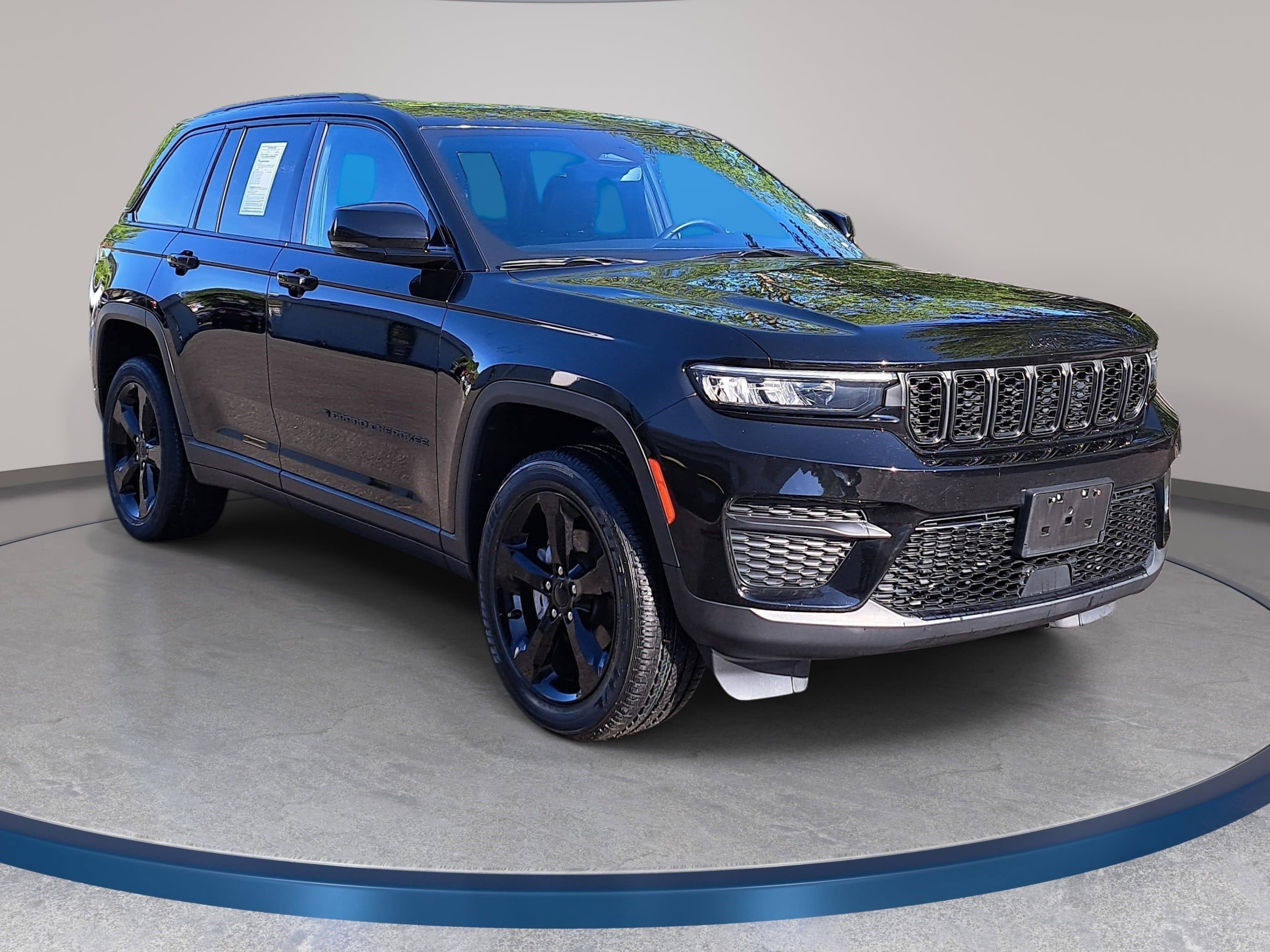 Used 2022 Jeep Grand Cherokee Altitude AWD/4WD image 3