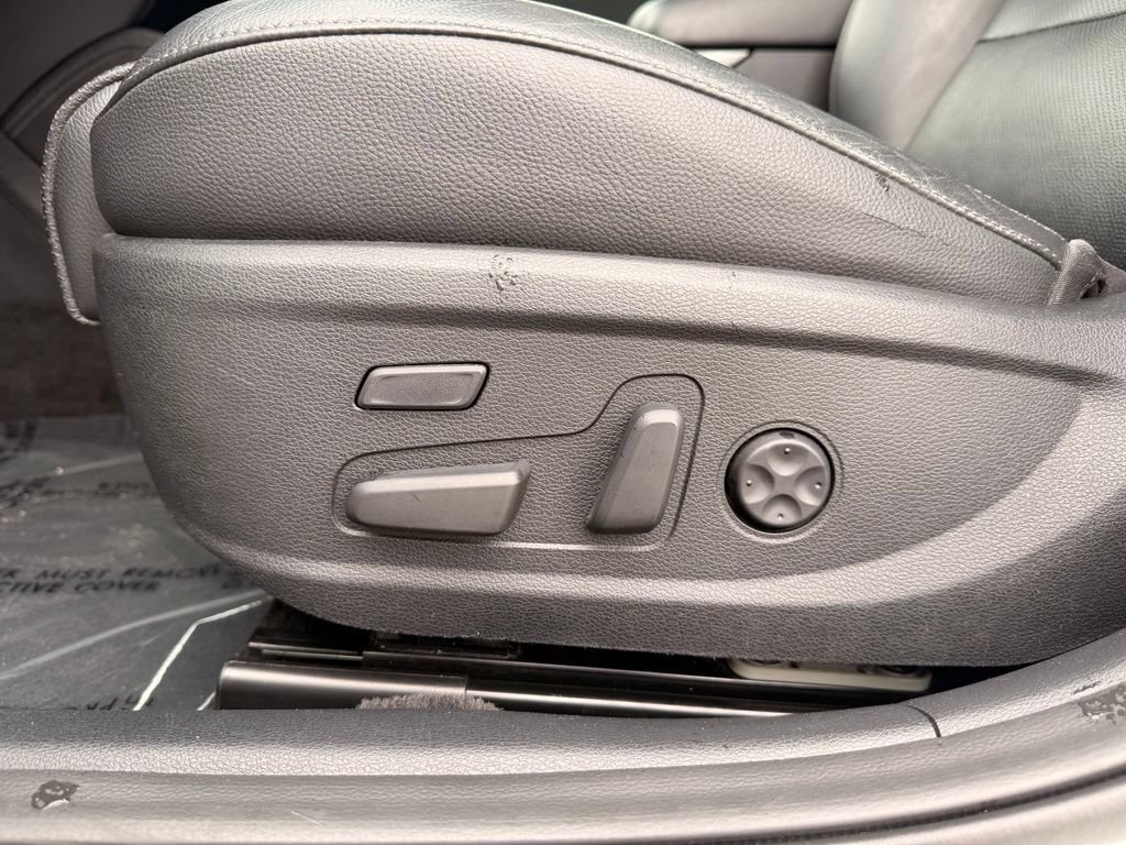Used 2017 Kia Cadenza Technology FWD image 33