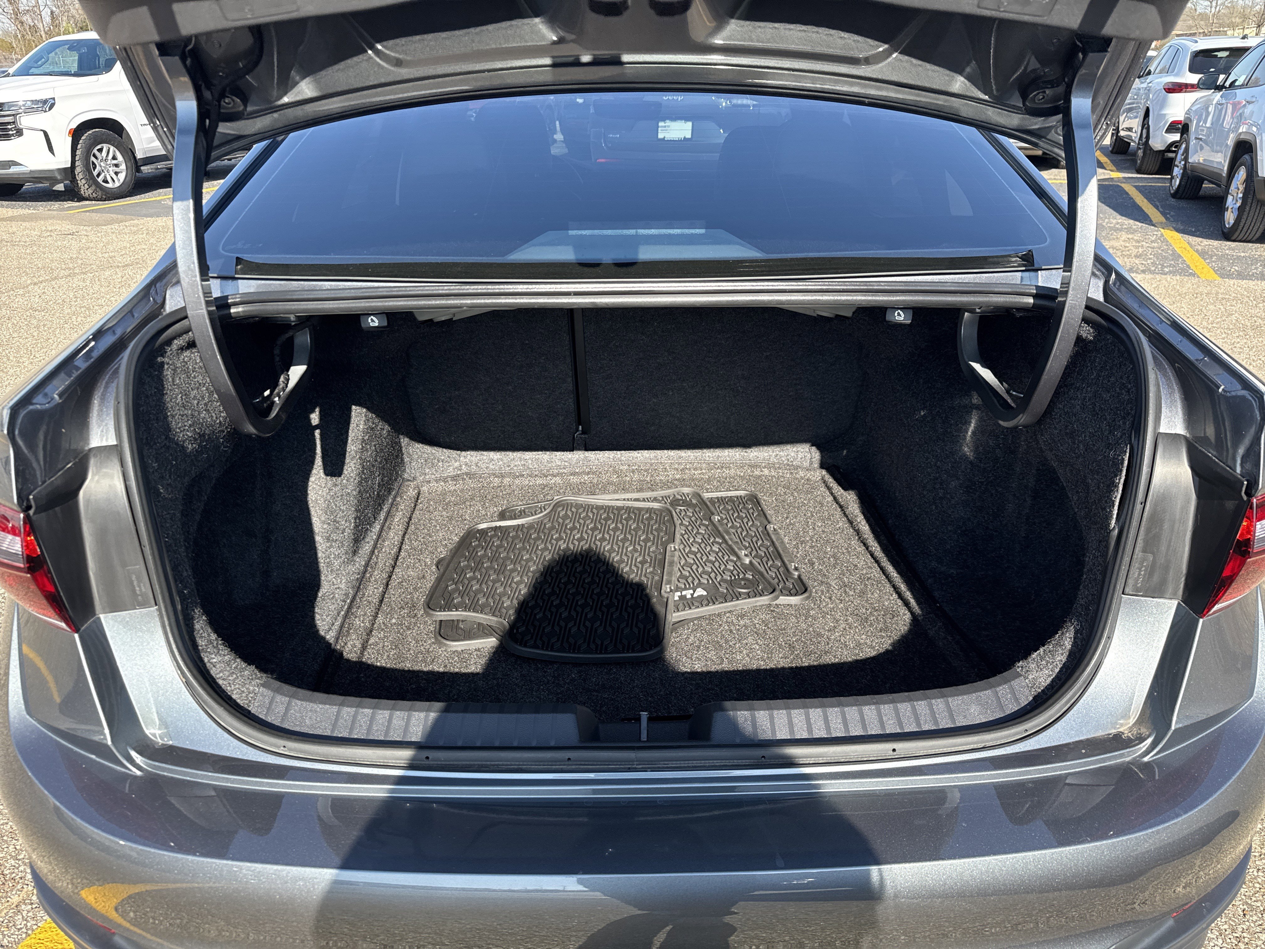 Used 2024 Volkswagen Jetta SE w/ Panoramic Sunroof Package image 8