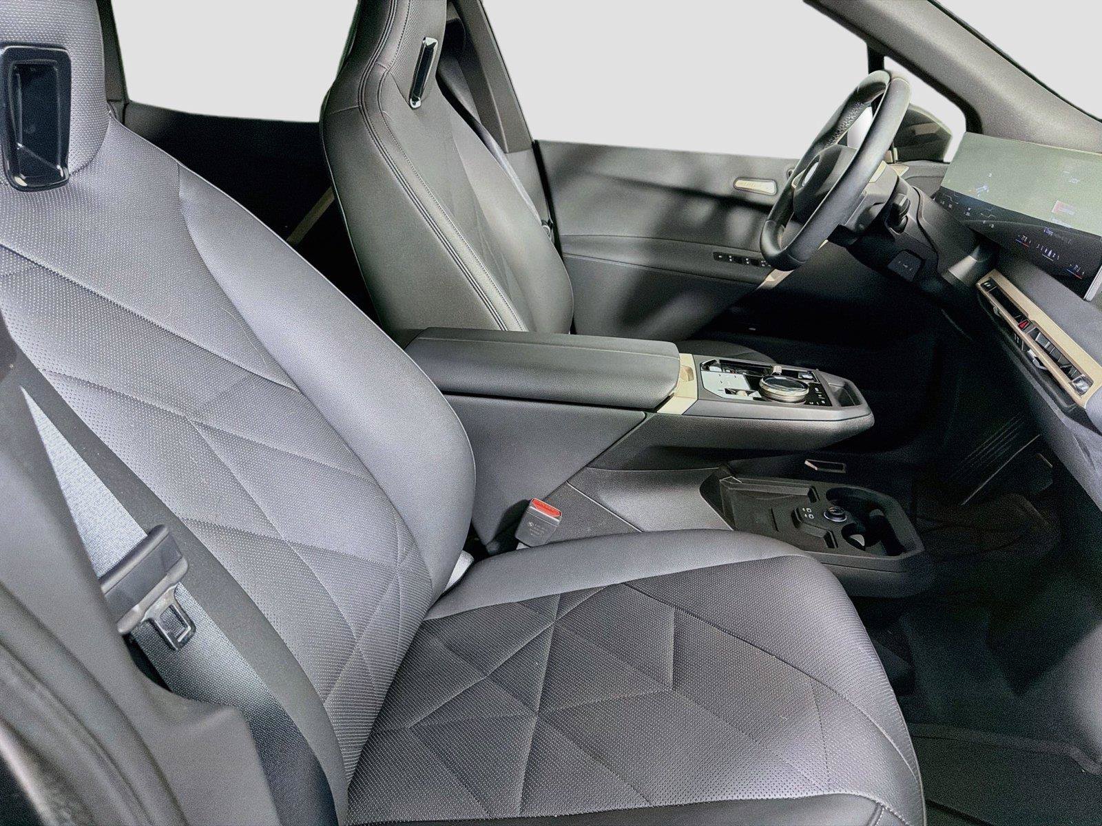 Used 2024 BMW iX xDrive50 w/ Premium Package AWD/4WD image 31
