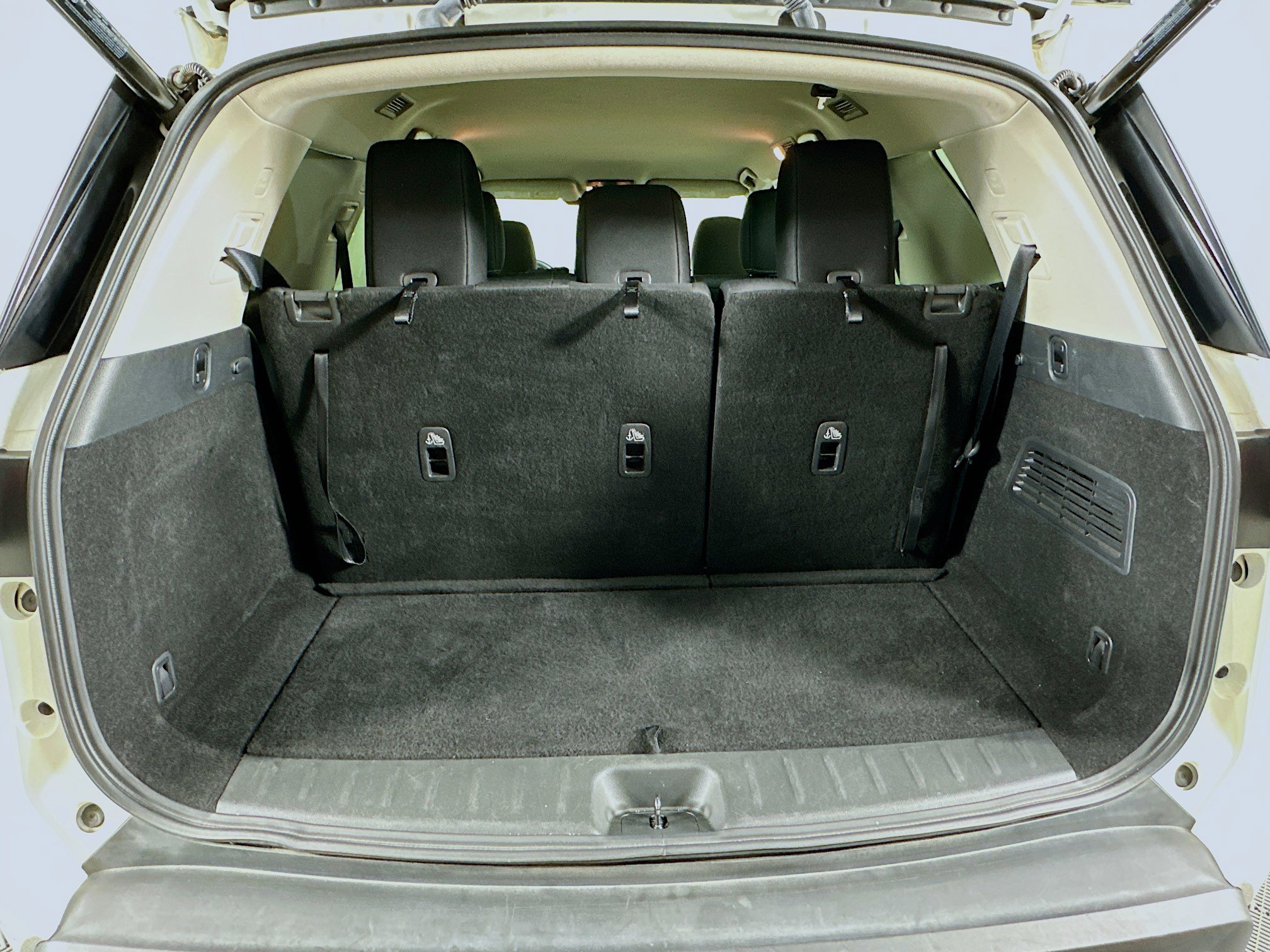 Used 2025 Nissan Pathfinder SV image 29