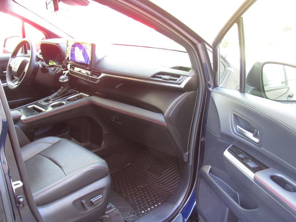 Used 2025 Toyota Sienna XSE AWD/4WD image 19