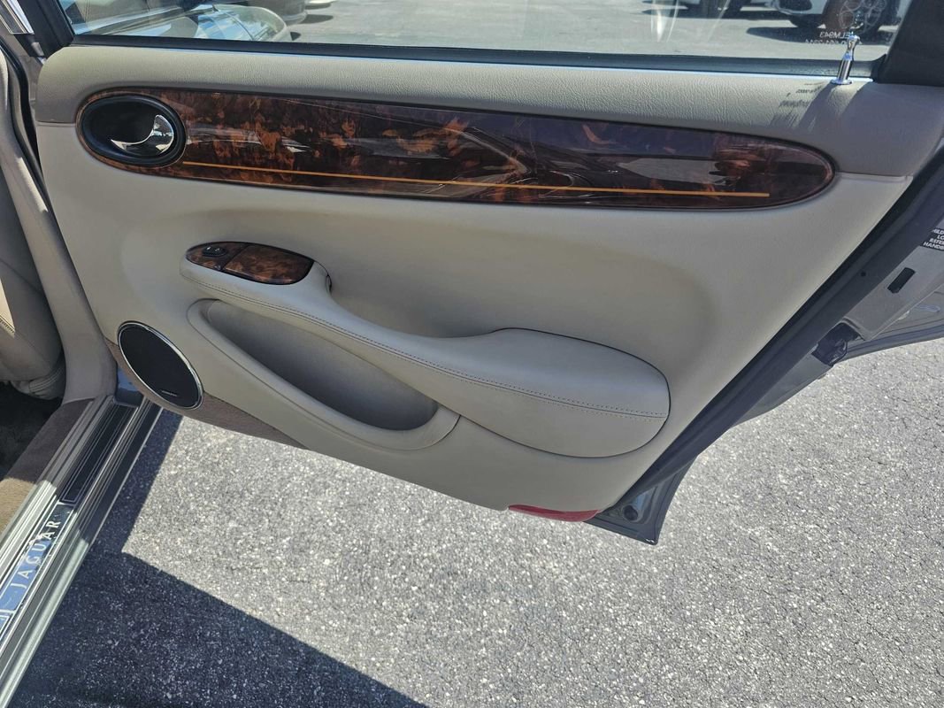 Used 2003 Jaguar XJ8 L image 22