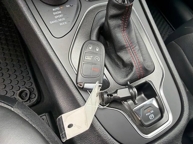 Used 2021 Jeep Cherokee Trailhawk AWD/4WD image 33