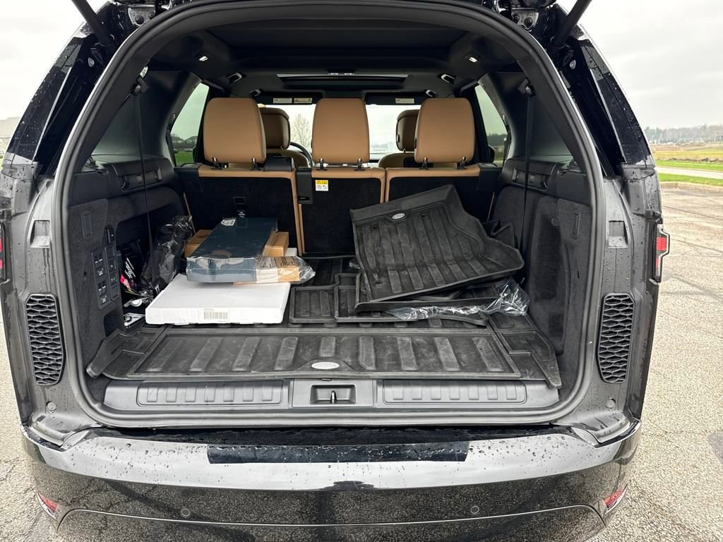 New 2024 Land Rover Discovery Dynamic SE image 14