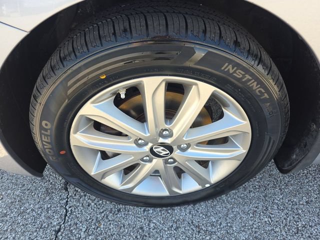 Used 2015 Hyundai Elantra SE w/ Option Group 03 FWD image 17