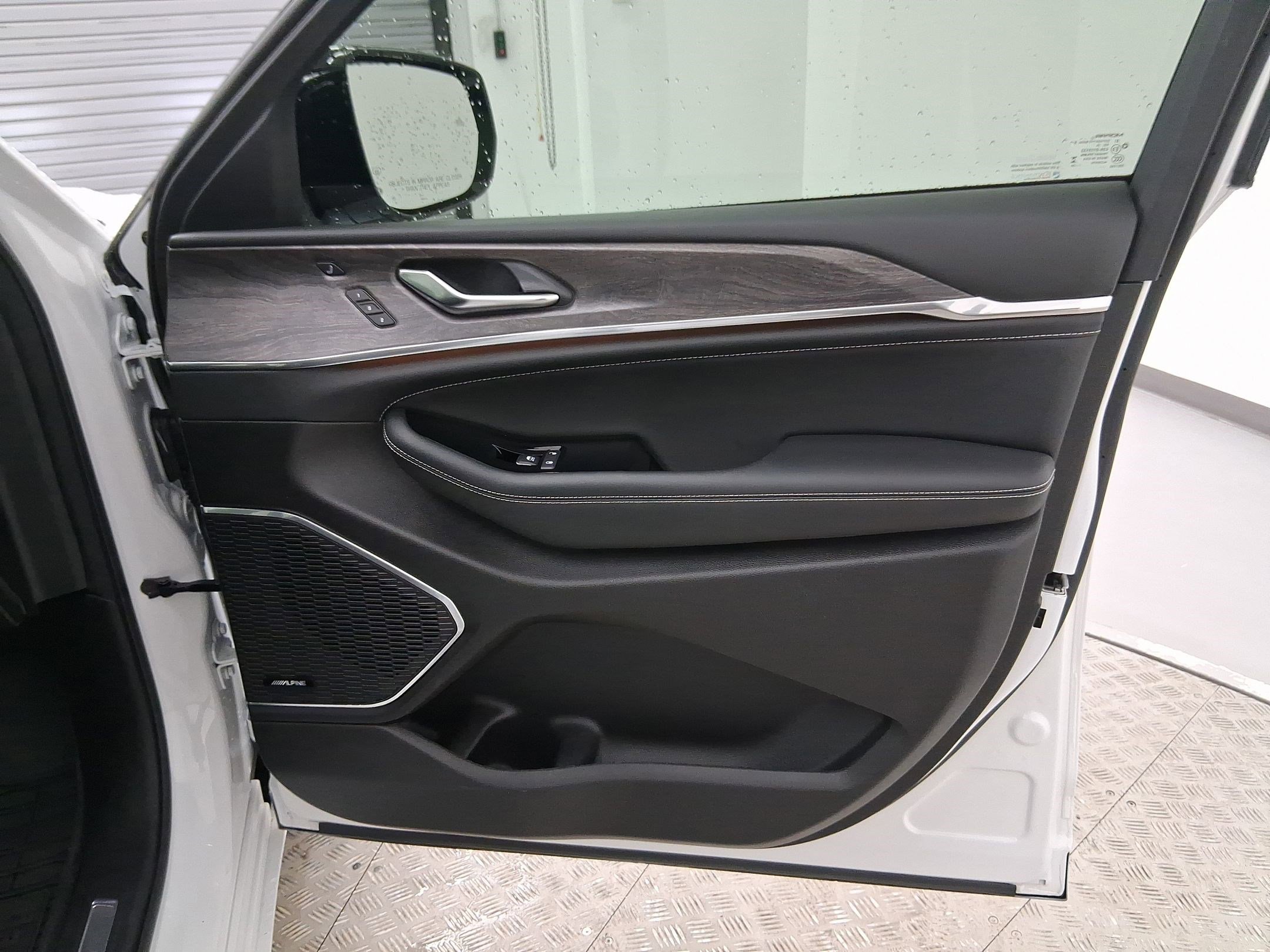 Used 2024 Jeep Grand Cherokee Overland w/ Luxury Tech Group IV image 33