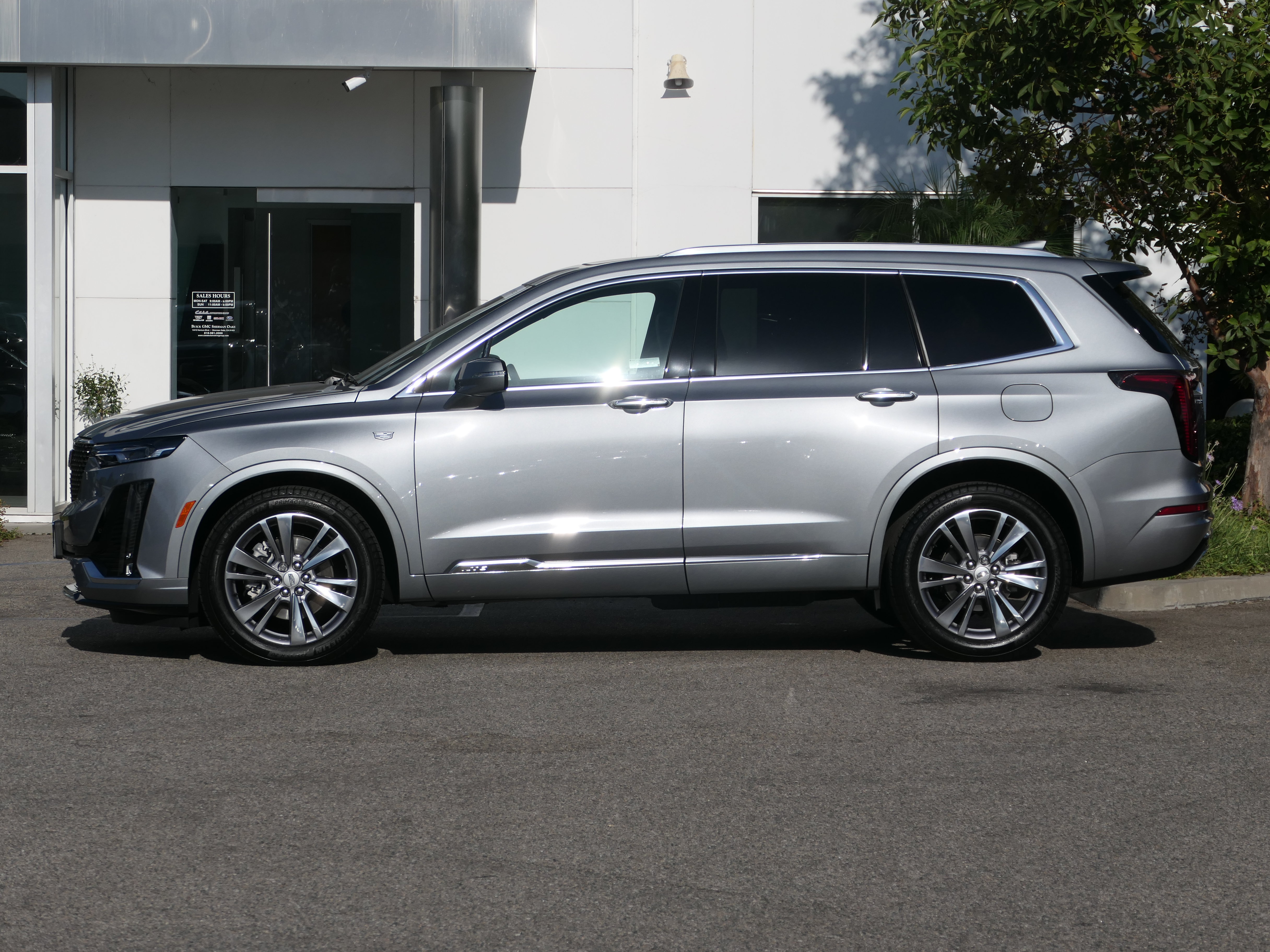 Certified 2025 Cadillac XT6 Premium Luxury FWD image 2