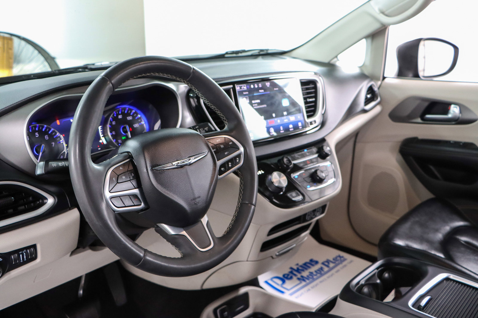 Used 2023 Chrysler Pacifica Touring-L FWD image 22