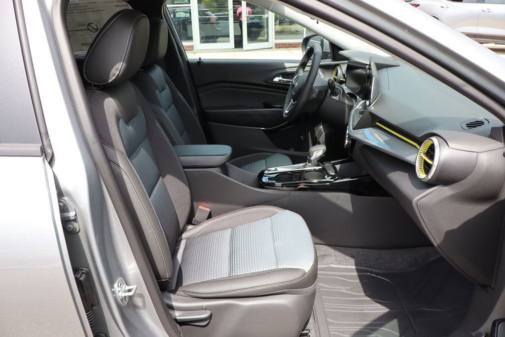 New 2025 Chevrolet Trax LT w/ Driver Confidence Package image 38