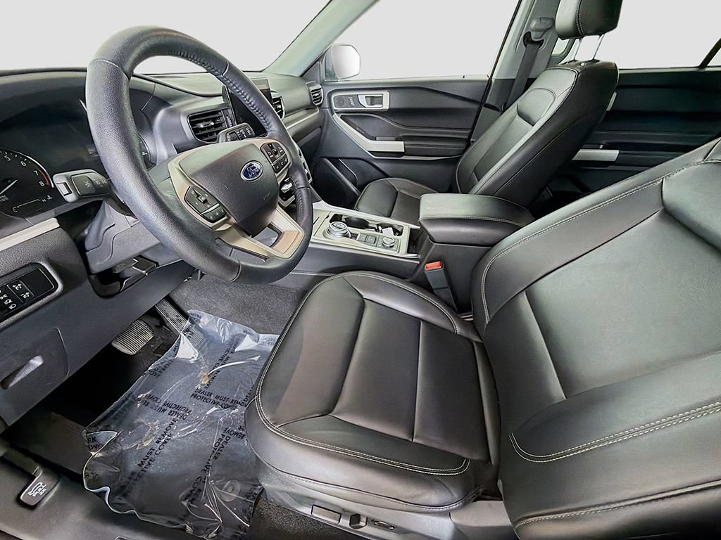 Used 2024 Ford Explorer XLT w/ Equipment Group 202A AWD/4WD image 21