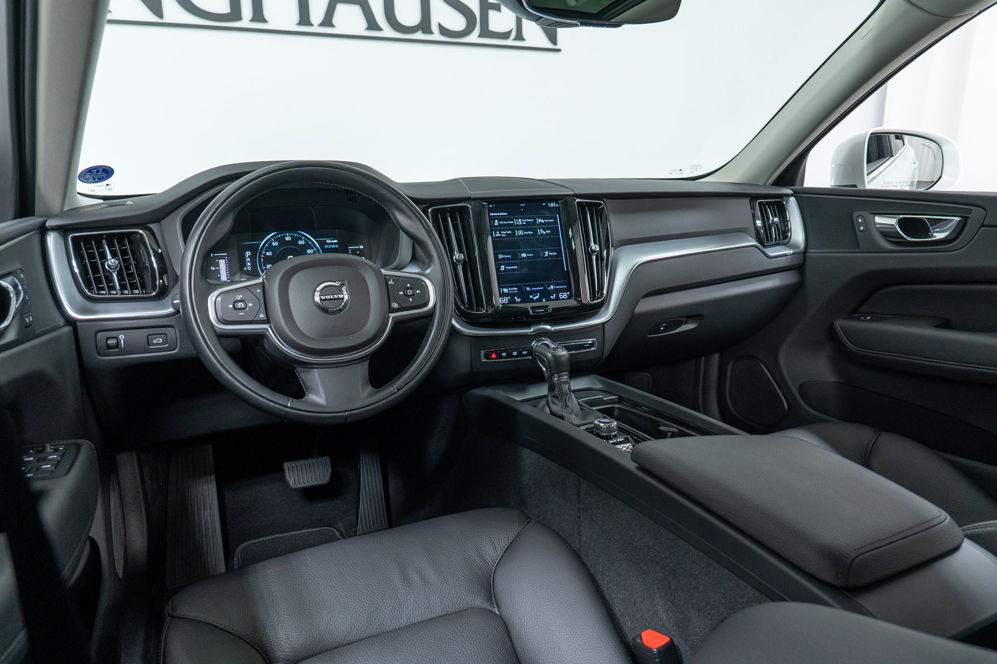 Used 2018 Volvo XC60 T5 Momentum w/ Convenience Package image 16